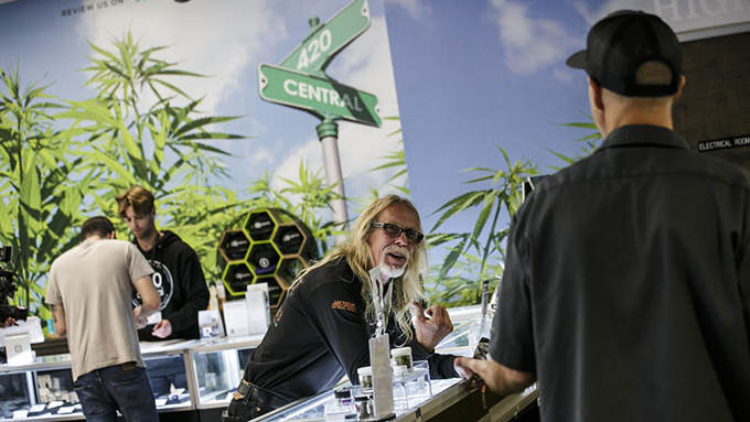 Dân California xếp hàng trắng đêm đầu năm mới để mua cần sa